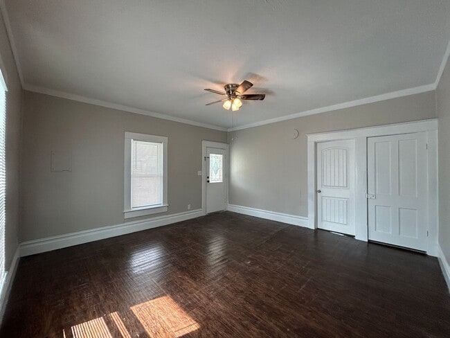 Building Photo - 2 Bed 1 Bath House - Walking Distance to D...