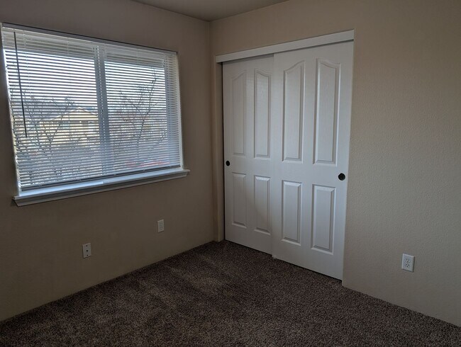 Building Photo - Clean and Updated 2 Bed, 2 Bath Upstairs Apartment in East Medford