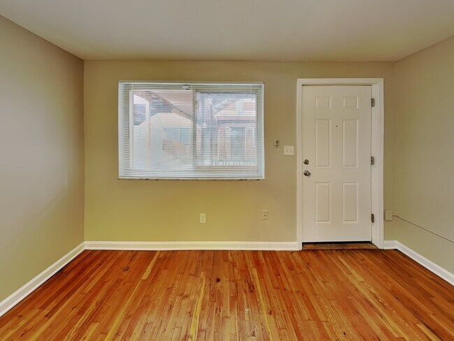 Building Photo - Lantern Square Apartments-B5
