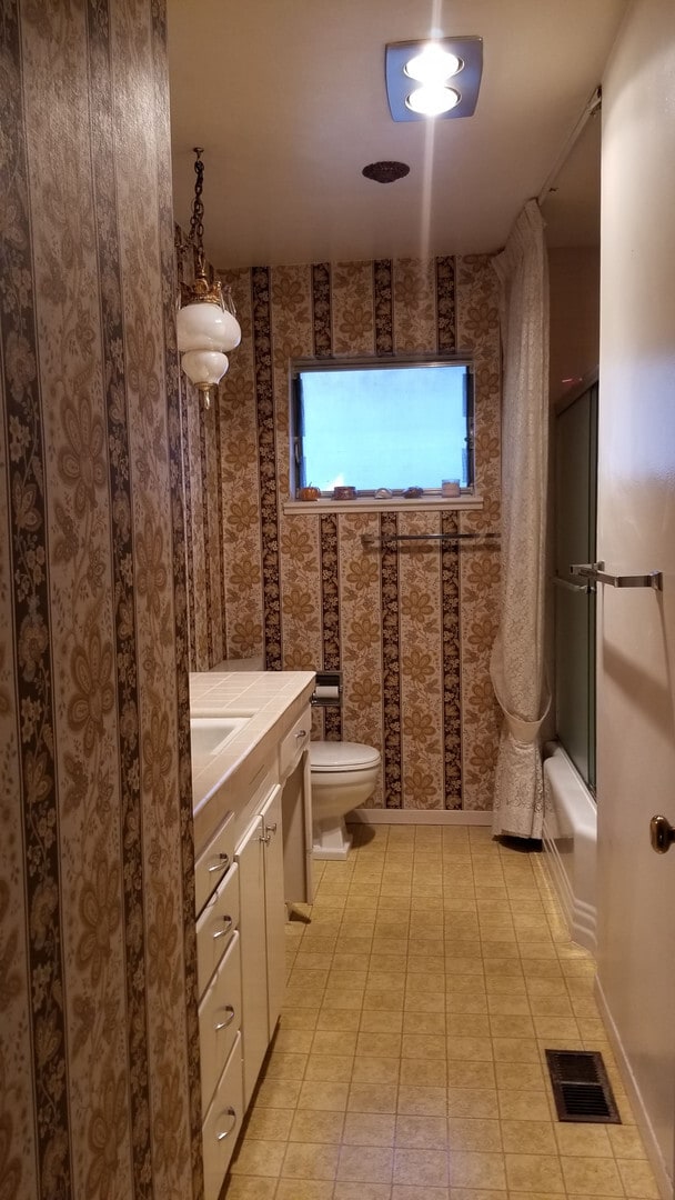 Building Photo - Central Roseville, Single Story Large Yard...