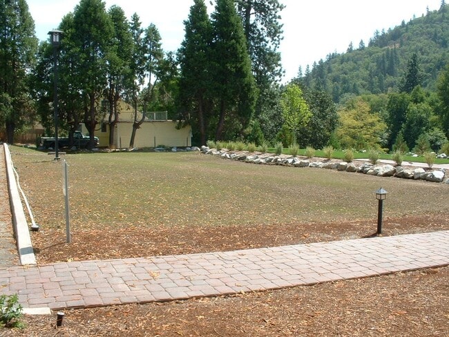 Building Photo - Charming 4 bedrooms, 2 bath on the RIVER w...