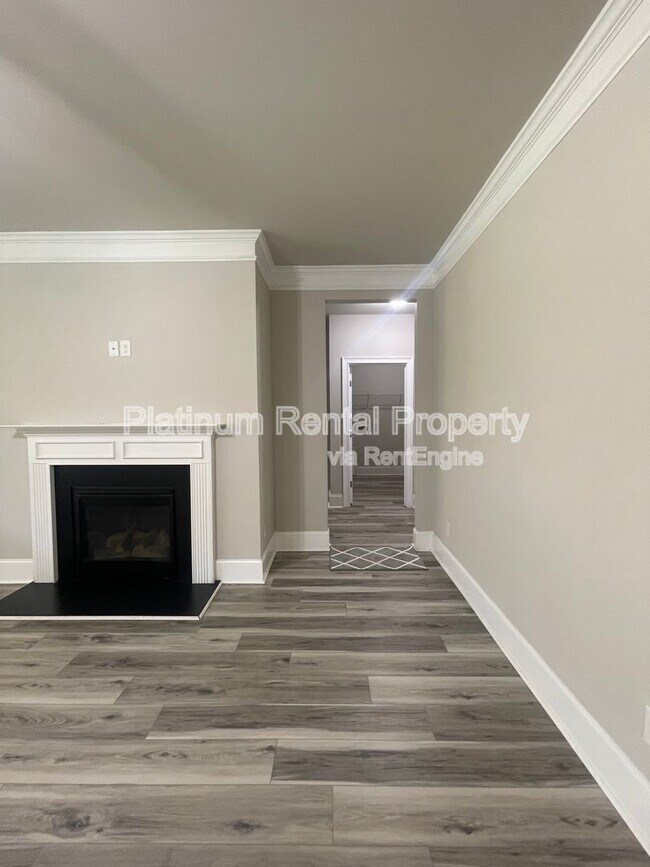 Building Photo - 5180 Mirror Lake Dr