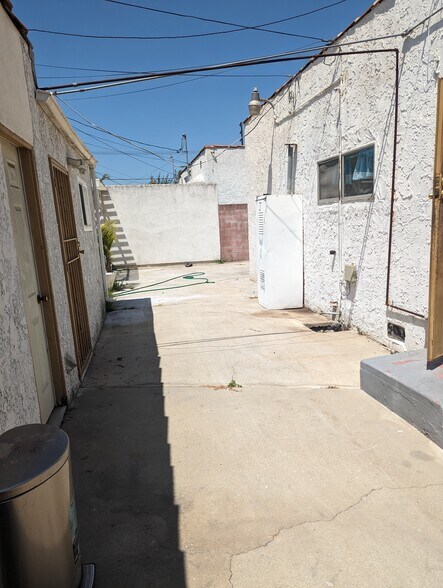 Building Photo - 642 W 103rd St
