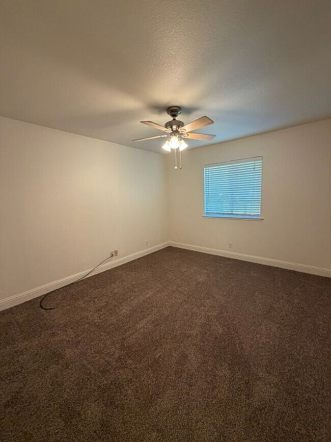 Building Photo - Beautiful Freshly Painted 3 Bedroom and 2 Bathroom Home in Carmichael $2,995.00 + Water