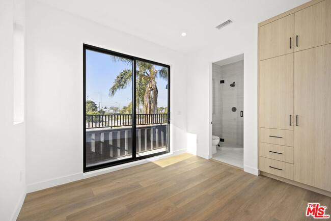 Building Photo - 3561 1/2 Beethoven St