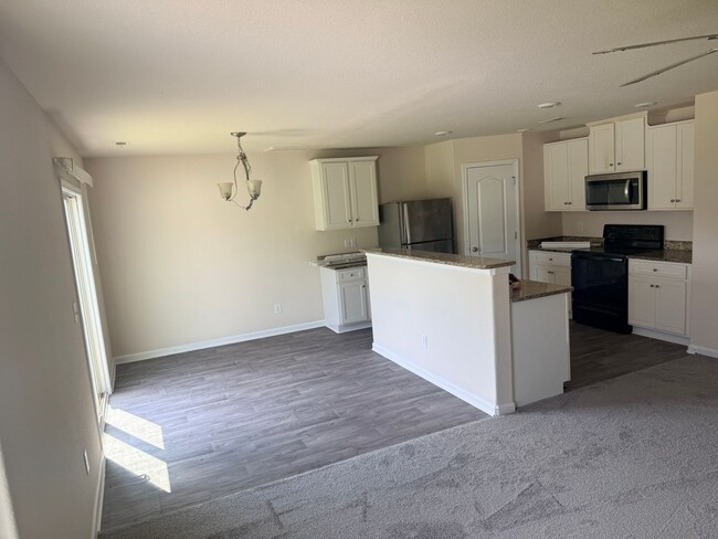 Building Photo - Lovely 3 bedroom/2.5 bath townhome