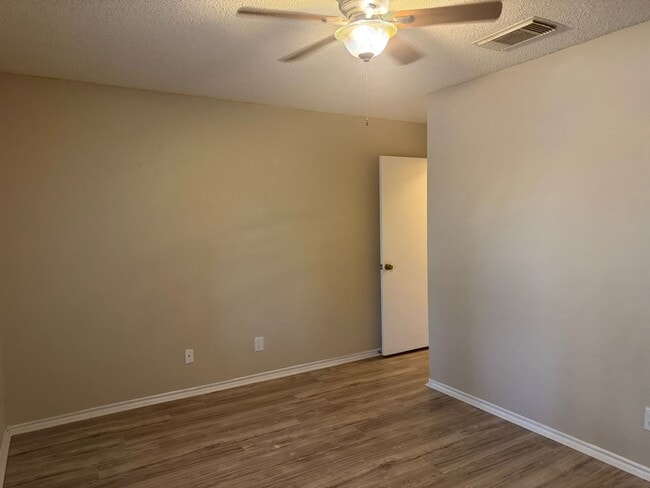 Building Photo - 8003 Chestnut Manor Dr