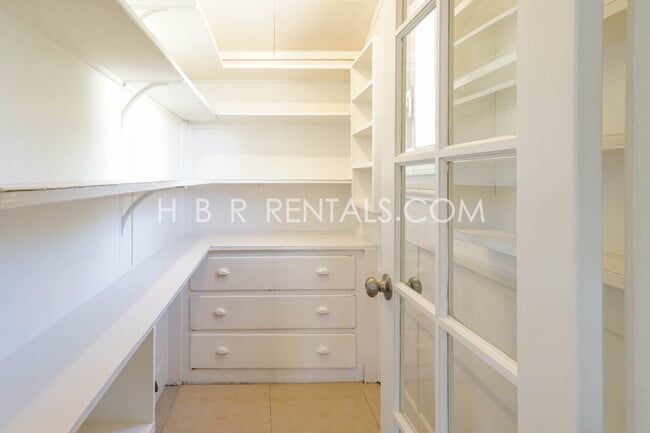 Building Photo - Charming 3-Bedroom Haven with 2 Full Baths...