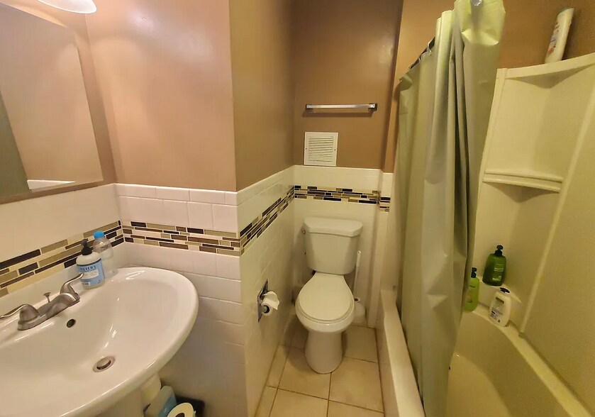 Building Photo - 17 Aspinwall Ave