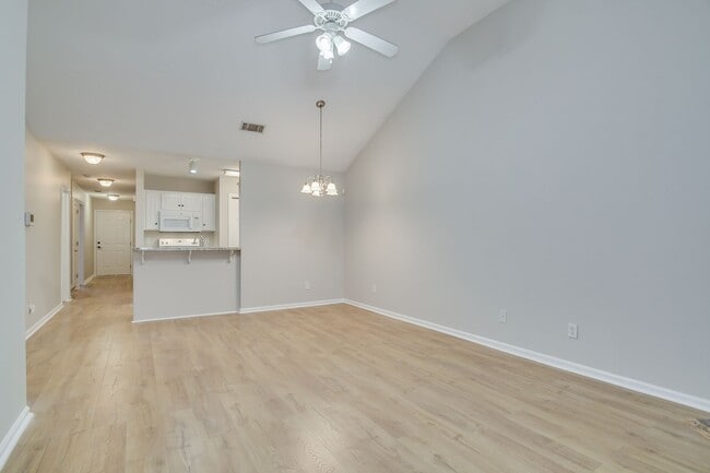Building Photo - 3 Bedroom 2 Bath Townhouse With Garage