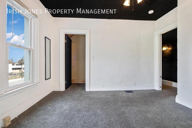 Building Photo - 2829 South Park Ave