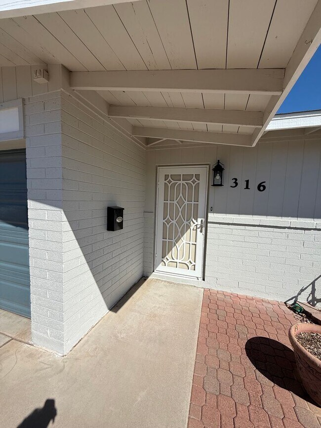 Building Photo - Remodeled 3 Bedroom Home Tempe