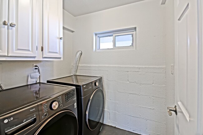 Building Photo - 4021 Crest Dr