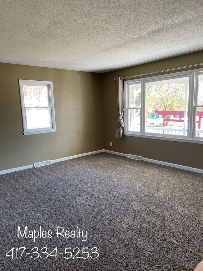 Building Photo - 2 bed / 2 bath home CENTER OF TOWN - BRANS...