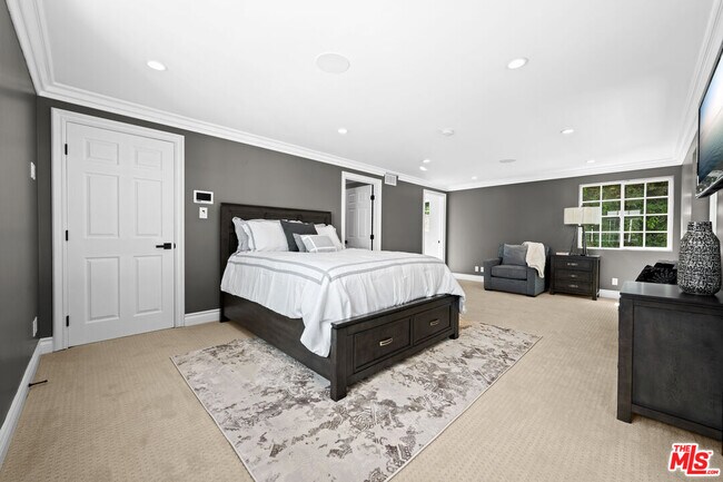 Building Photo - 2563 Hutton Dr