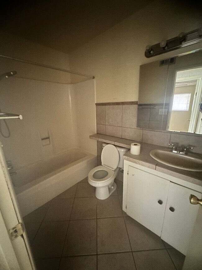 Building Photo - 4 bedroom Rental