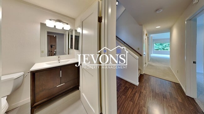 Building Photo - Top-floor 2-level condo with brand-new kit...