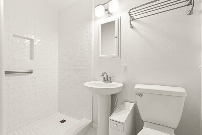 Building Photo - 5651 N Bryn Mawr St