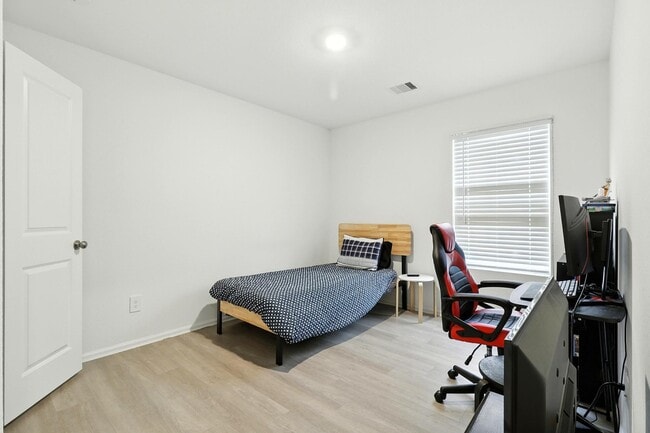 Building Photo - 379 Jewett Meadow Dr