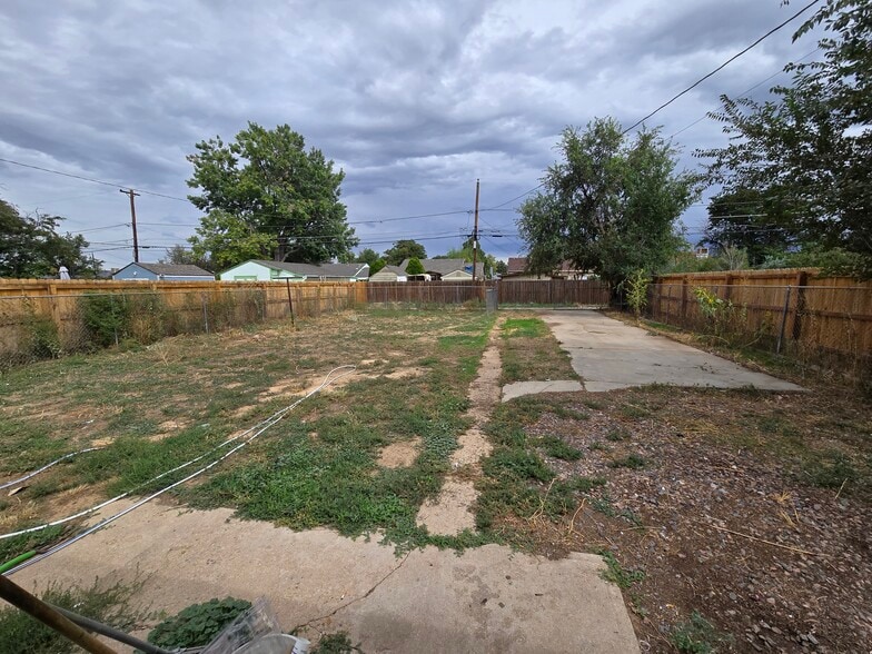 Fully fenced back yard with more parking - 2040 Geneva St