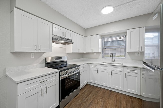 Building Photo - Newly Renovated 2 Bed-1 Bath Apartment wit...