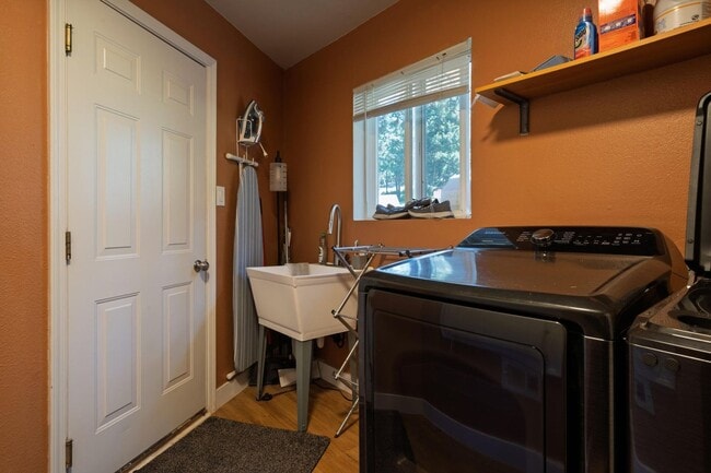 Building Photo - Three Bedroom House in Lynnewood