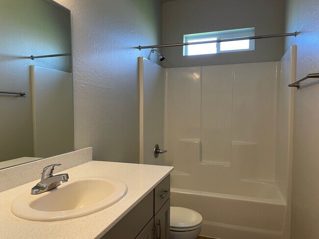 Building Photo - Newer-Very Nice 2 Bedroom 1 Bath Upstairs Noise Free Apartment****HALF OFF FIRST FULL MONTHS RENT...