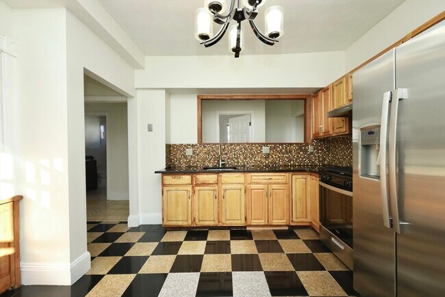 Building Photo - 488 Pleasant St