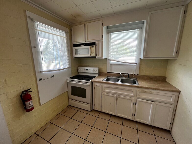 Building Photo - 305 Lawrence St