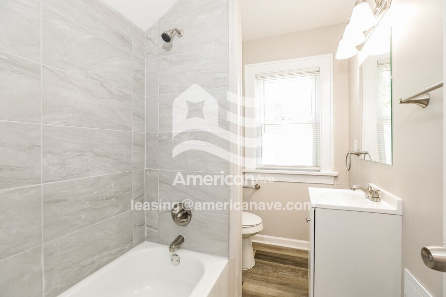 Building Photo - 1734 Brussels St