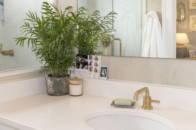 Building Photo - 801 Durant Pl NE