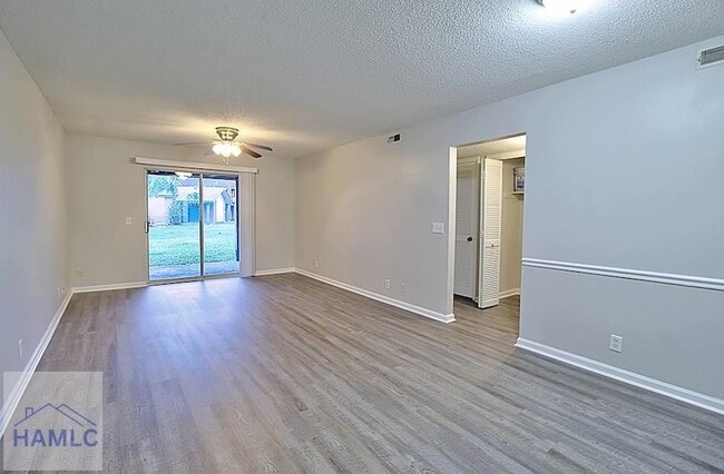 Building Photo - 910 Brett Dr