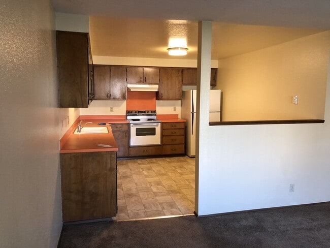 Building Photo - Two bedroom one bath duplex in Springfield!