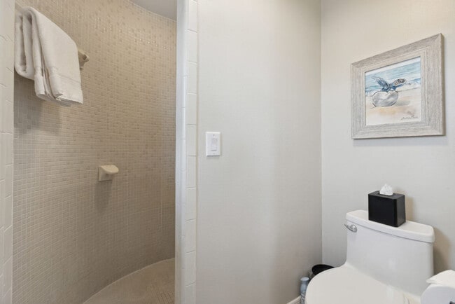 Building Photo - 12 Fairway Dr