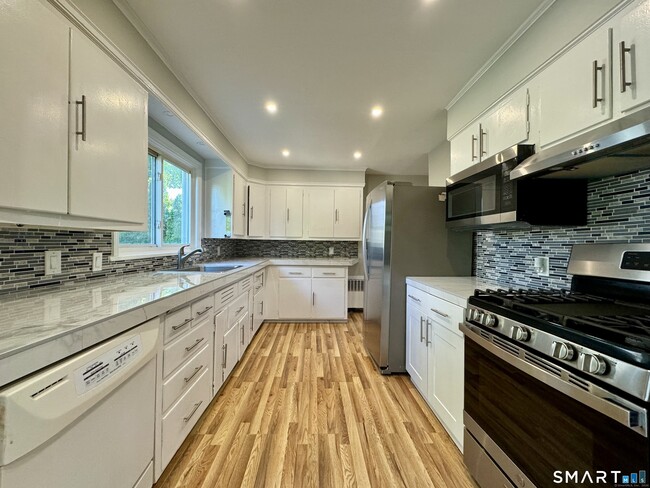 Building Photo - 415 Savoy St