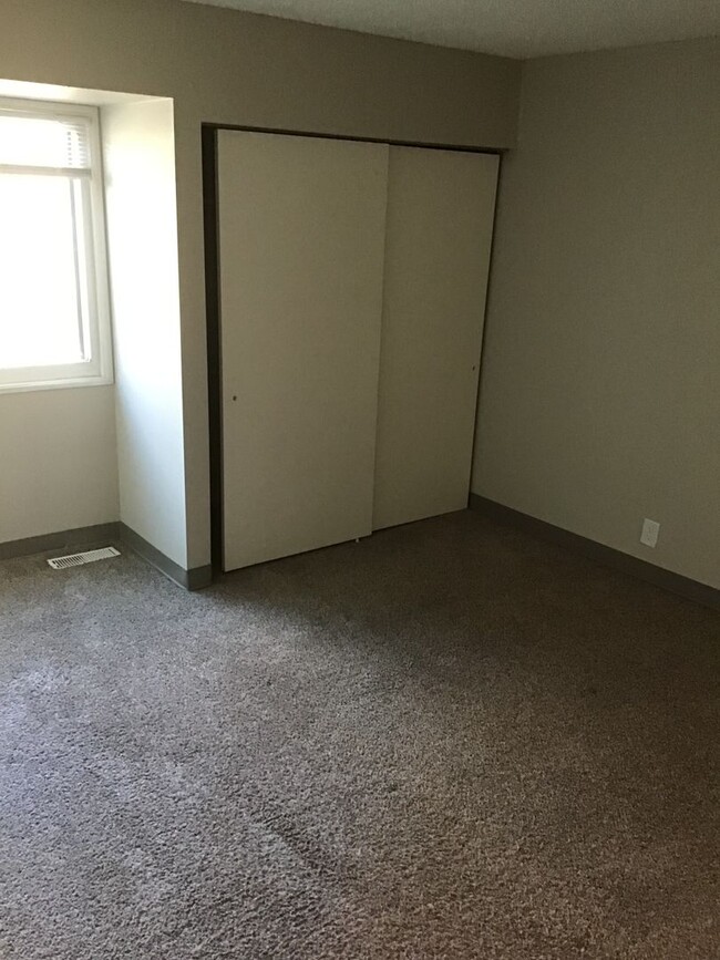 Building Photo - Spacious 2 Bedroom in Downtown Omaha