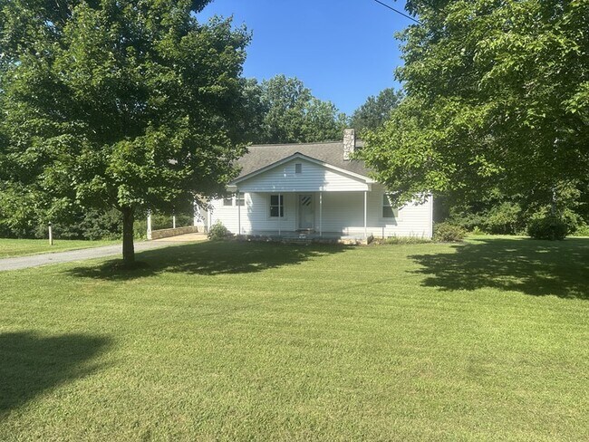 Primary Photo - Great 3-BR, 1.5 BA House for Rent Near Lak...