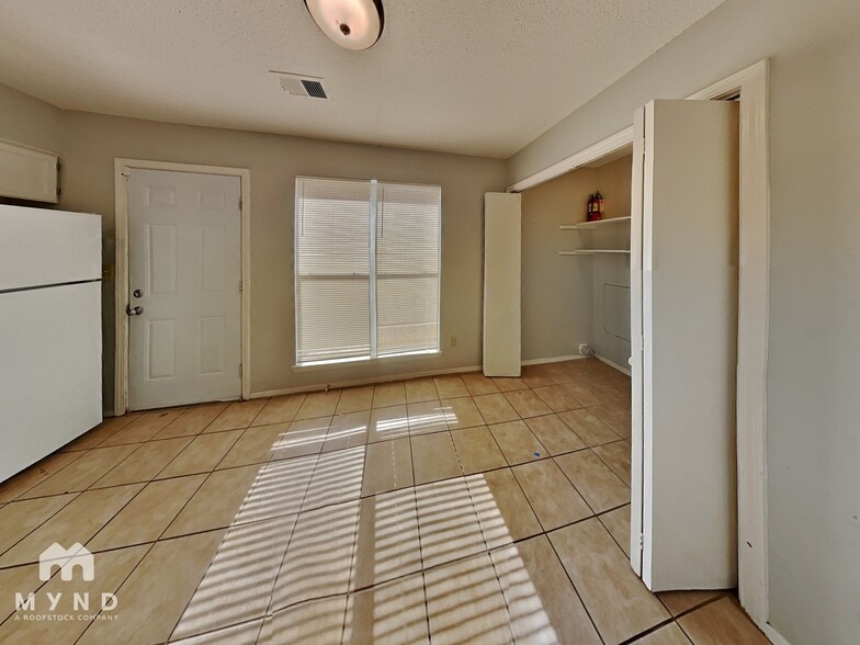 Building Photo - 3535 Laurel Cove