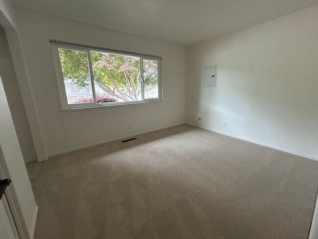 Building Photo - 7588 Oak Leaf Dr