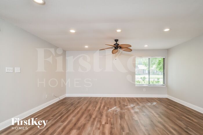 Building Photo - 3004 Charter Oak Dr