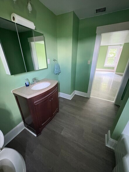 Upstairs bathroom - 6455 Lithopolis Rd