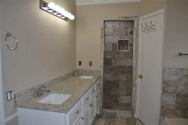 Building Photo - 204 Pinafore Dr