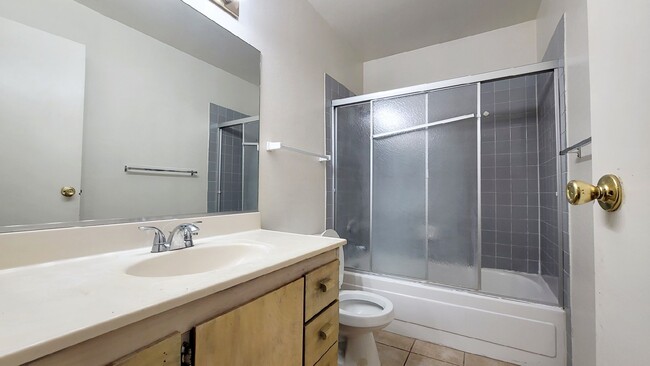 Building Photo - 825 Rock Springs Dr