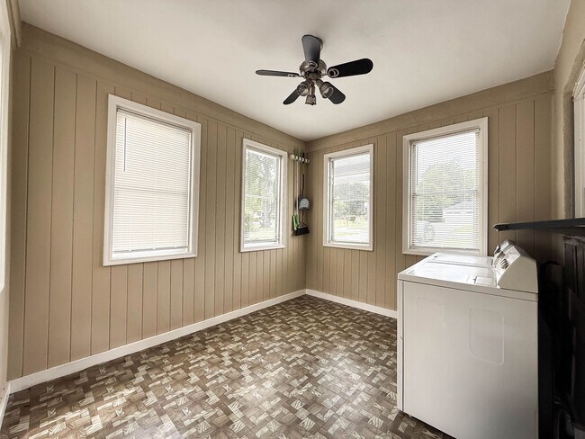 Building Photo - 2515 Camille Dr