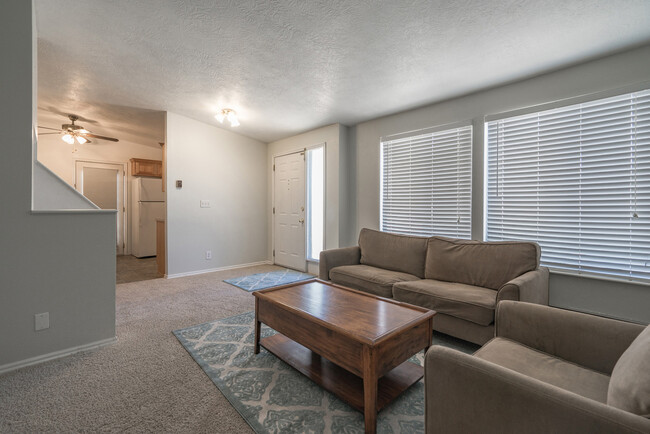 Building Photo - Great 3 bedroom and 2.5 bath home - 6 or 1...