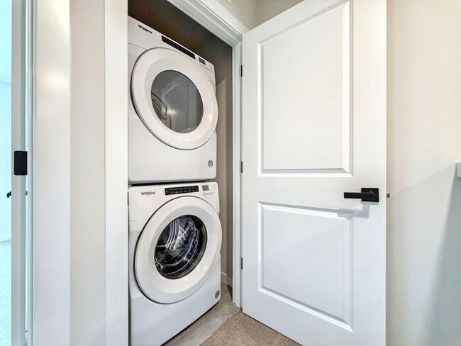 Building Photo - Charming 3-Bedroom Townhome with Modern Am...