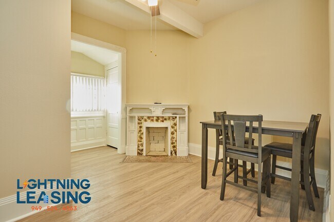 Building Photo - 1820 1/2 W 11th Pl-1D