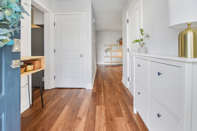 Building Photo - Pet Friendly Three Bedroom!