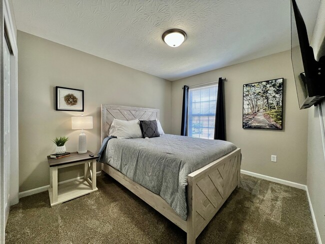 Building Photo - Brand New Home Walking distance to Spooky ...