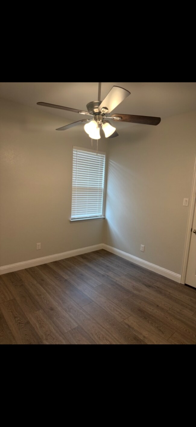 Building Photo - 1436 Lakeview Dr